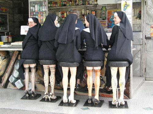 Sexy Beine haben die Nonnen da