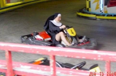 Nonne im Go-Kart