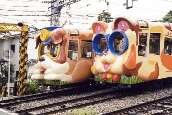 Lustig geschmückte Züge in Japan