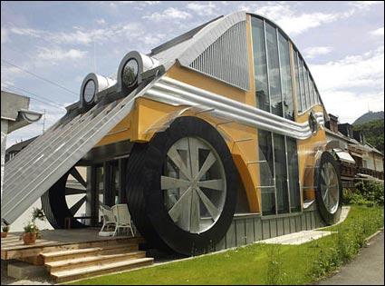 Kurioses Haus in Form eines Autos