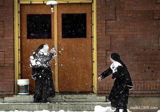 Nonnen bei der Schneeballschlacht