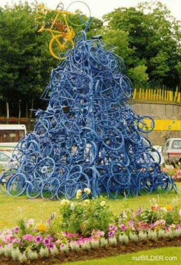 Blaue und ein gelbes Fahrrad